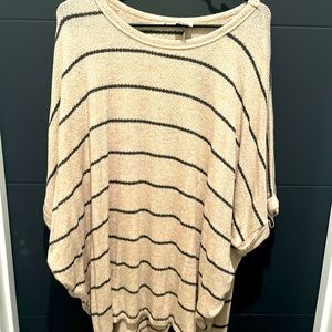 Elbow length sweater, baggy style-great with leggings or to be comfortable in!